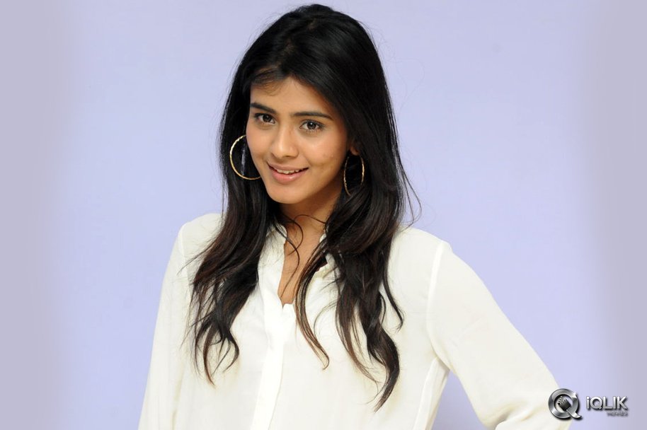 Hebha-Patel-at-Ala-Ela-Movie-Special-Show